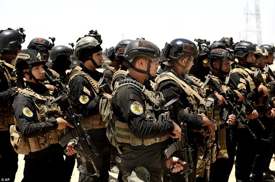 
Lực lượng chống khủng bố tập hợp để tiến hành tấn công hôm 30-5. Ảnh: AP
