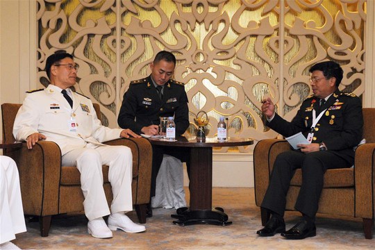 Phó tổng tham mưu trưởng quân đội Trung Quốc Tôn Kiến Quốc (trái) gặp Bộ trưởng Quốc phòng Singapore Ng Eng Hen ngày 3-6 Ảnh: TÂN HOA XÃ
