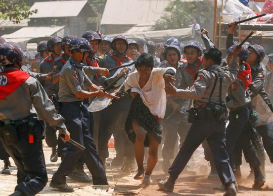 
Cảnh sát trấn áp sinh viên biểu tình hồi tháng 3-2015. Ảnh: REUTERS
