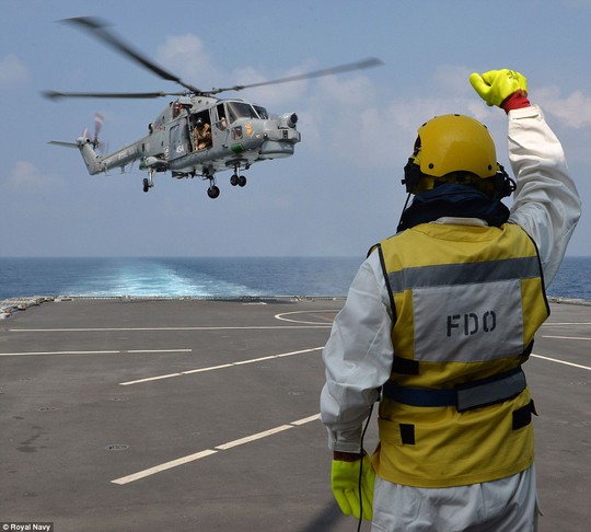 Một binh lính vẫy tay chào tạm biệt máy bay trực thăng khi tàu khu trục HMS Defender của Hải quân Hoàng gia Anh huấn luyện hồi tháng 1. Ảnh: Hải quân Hoàng gia Anh