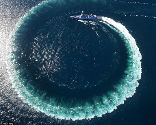 Tàu HMS Defender đánh một vòng xoáy ấn tượng trên biển. Ảnh: ROYAL NAVY