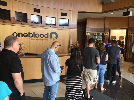 Người dân Orlando xếp hàng hiến máu để cứu những người bị thương. Ảnh: Twitter