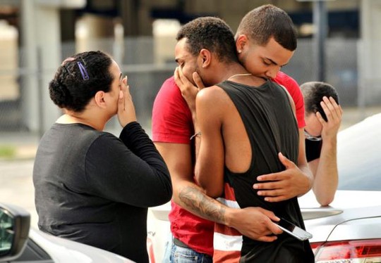 An ủi nhau bên ngoài trụ sở cảnh sát TP Orlando. Ảnh: Reuters