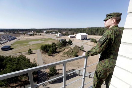 
Người lính Lithuania quan sát khu vực xây dựng quân sự ở TP Pabrade. Ảnh: REUTERS
