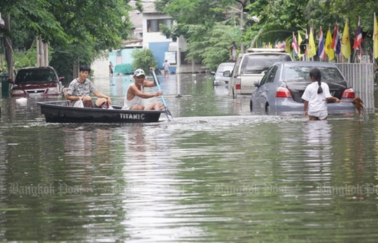 Người dân chèo thuyền trên đường phố Bangkok hôm 20-6. Ảnh: Bangkok Post