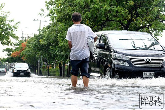 Việc đi lại trên đường gặp nhiều khó khăn. Ảnh: Nation