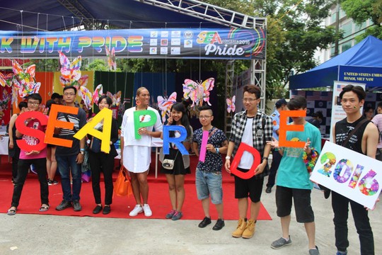 
Có rất nhiều hoạt động vui chơi, giải trí tại SEA Pride 2016 năm nay nhằm hướng tới một môi trường sống, làm việc cởi mở, bình đẳng, đặc biệt là với cộng đồng LGBT
