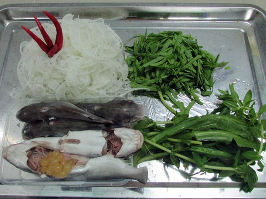 
			Nguyên liệu món canh cá úc nấu lá me non - Ảnh: NGUYỄN THIÊN ĐĂNG
			
