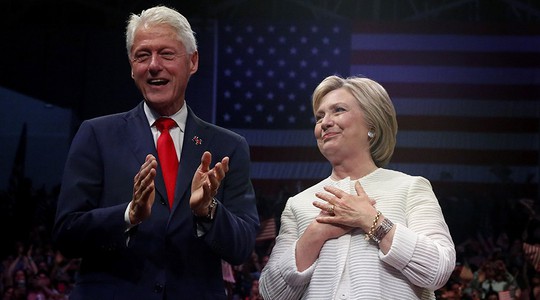 
Vợ chồng cựu Ngoại trưởng Mỹ Hillary Clinton Ảnh: REUTERS
