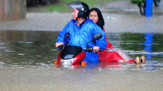 Người dân tỉnh Giang Tây cũng chịu ảnh hưởng bởi đợt mưa bão nàyẢnh: AP