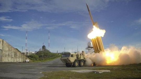 
Hệ thống phòng thủ khu vực tầm cao giai đoạn cuối (THAAD) trong một lần thử nghiệm Ảnh: REUTERS
