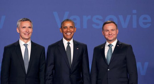 Tổng thống Mỹ Barack Obama (giữa) cùng Tổng thống Ba Lan Andrzej Duda (phải) và Tổng thư ký NATO Jens Stoltenberg hôm 8-7. Ảnh: Reuters