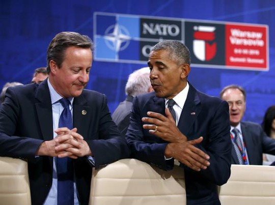 Ông Obama trò chuyện với Thủ tướng Anh David Cameron tại hội nghị NATO. Ảnh: Reuters