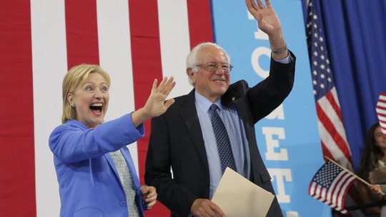 Bà Clinton và ông Sanders cùng xuất hiện ở New Hampshire. Ảnh: Reuters