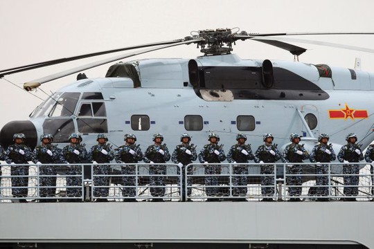 
Binh lính Trung Quốc đứng trên một tàu chiến. Ảnh: REUTERS
