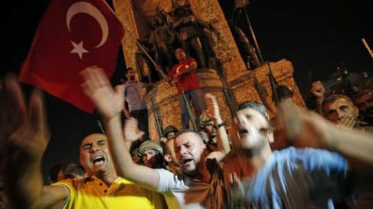 
Những người ủng hộ Tổng thống Recep Tayyip Erdogan tụ tập ở quảng trường Taksim. Ảnh: AP
