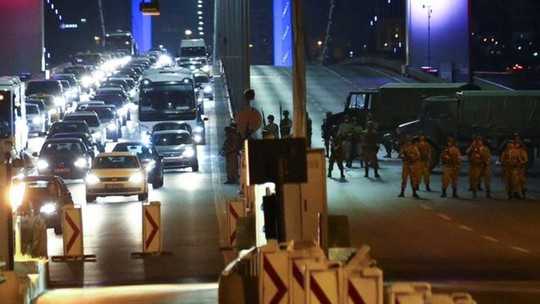 Nhóm đảo chính tuyên bố kiểm soát đất nước và triển khai binh lính ở những vị trí chiến lược ở TP Istanbul. Ảnh: REUTERS