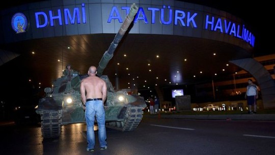 Một người đứng trước đầu xe tăng ở Istanbul để phản đối đảo chính. Ảnh: REUTERS
