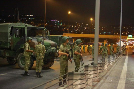 Quân đội Thổ Nhĩ Kỳ phong tỏa cầu Bosphorus ở Istanbul. Ảnh: REUTERS