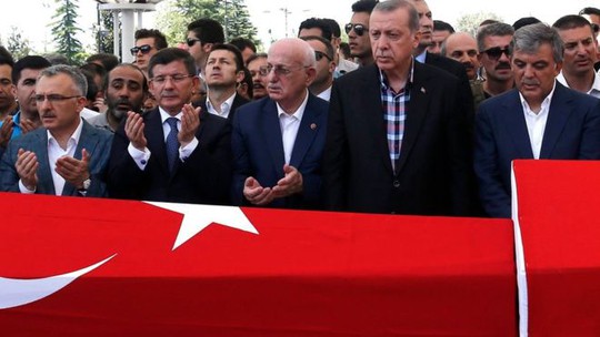
Tổng thống Tayyip Erdogan (thứ 2 từ phải qua) tham dự tang lễ những người thiệt mang trong âm mưu đảo chính bất thành hôm 17-7 tại Ankara Ảnh: EPA
