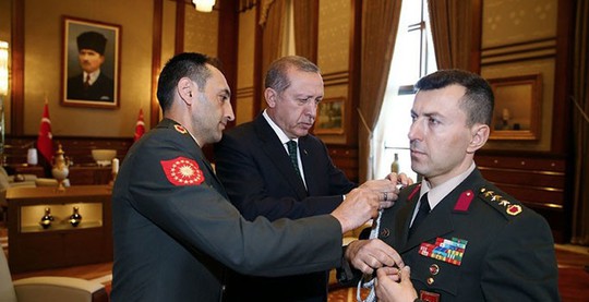 Đại tá Ali Yazici, trợ lý quân sự thân cận của Tổng thống Erdogan (bìa phải) Ảnh: INDIGODERGISI.COM