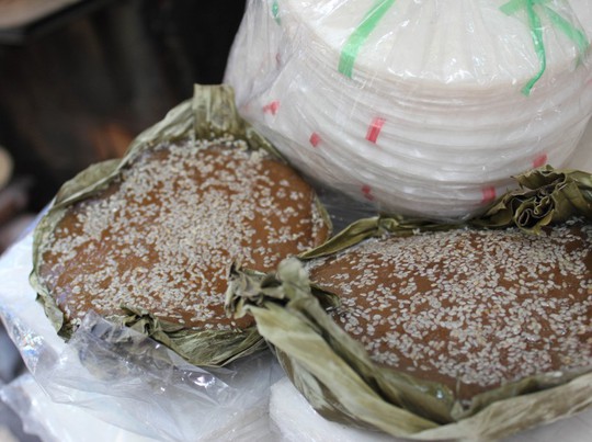 
			Các quầy hàng bán đồ khô, đường, bánh… là nơi thu hút đông khách hàng nhất. Tại đây, khách hàng có thể tìm thấy những món bánh ngon, bánh truyền thống của người Quảng. Bánh Tổ, một loại bánh đặc sản bạn không dễ tìm ở những nơi khác trên đất Sài Gòn
			