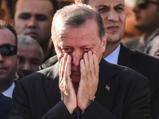Tổng thống Erdogan tại lễ tang một nạn nhân thiệt mạng vì đảo chính hôm 17-7. Ảnh: Independent