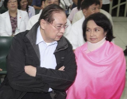 
Cựu Tổng thống Gloria Macapagal Arroyo cùng chồng vào năm 2012. Ảnh: REUTERS

