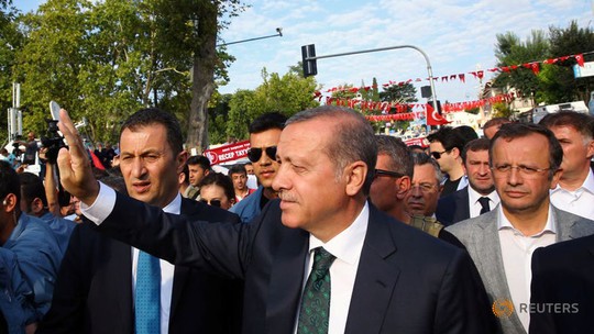 
Tổng thống Thổ Nhĩ Kỳ Recep Tayyip Erdogan chào những người ủng hộ trên đường phố Istanbul. Ảnh: REUTERS
