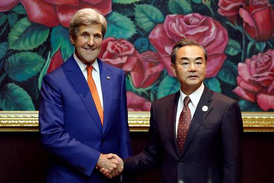 
Ngoại trưởng Mỹ John Kerry gặp người đồng cấp Trung Quốc Vương Nghị bên lề hội nghị tại Lào. Ảnh: REUTERS

