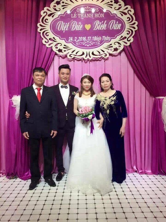 
			Hình ảnh chị Bích Vân, chồng cùng bố mẹ chồng trong ngày cưới. Ảnh NVCC
			