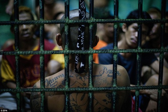 Tổng thống Duterte từng tuyên bố sẽ tiêu diệt 100.000 tội phạm ma túy. Ảnh: EPA