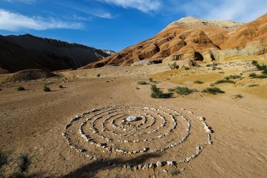 
			Công viên quốc gia Altyn-Emel là khu bảo tồn lớn nhất của Kazakhstan, nằm gần biên giới của Trung Quốc. Nơi đây đang ngày càng trở nên nổi tiếng với những âm thanh du dương phát ra từ cát
			