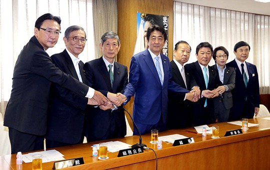 Thủ tướng Abe gặp gỡ các thành viên LDP tại trụ sở ở Tokyo ngày 3-8. Ảnh: ASAHI