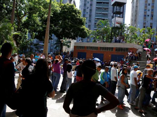 
Người dân Venezuela xếp hàng bên ngoài siêu thị ở thủ đô Caracas. Ảnh: REUTERS
