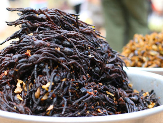 
Món nhện đen chiên được bày bán phổ biến ở đường phố Campuchia.
