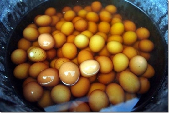 
Trứng luộc nước tiểu bé trai được người dân Trung Quốc quan niệm rất bổ dưỡng.
