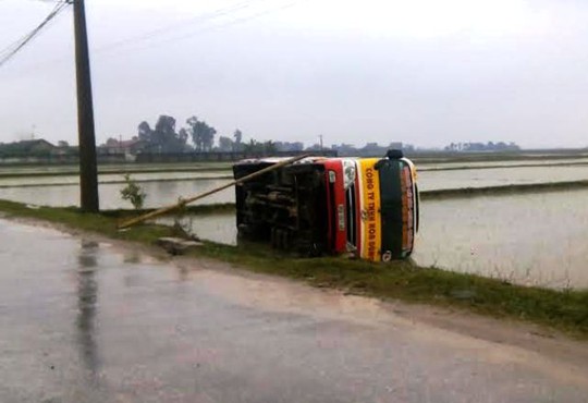 
Chiếc xe buýt lật nghiêng dưới ruộng sau khi va chạm với xe tải ở Thanh Hóa

