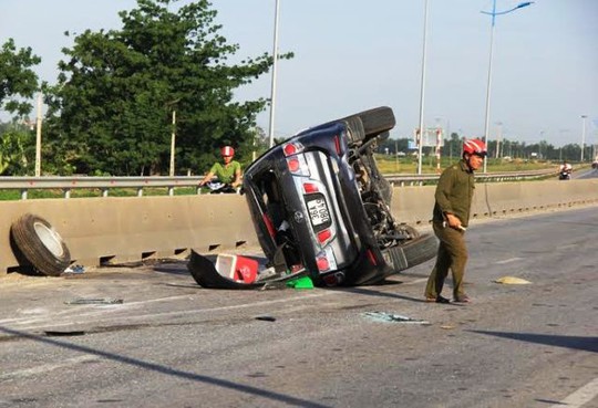 
Hiện trường nơi chiếc ô tô 7 chỗ tông dải phân cách khiến 5 người nhập viện
