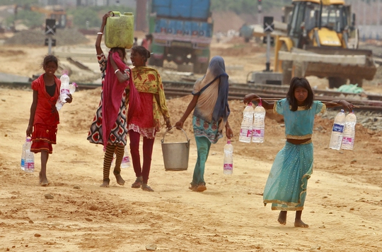Người dân TP Agartala, bang Tripura – Ấn Độ lấy nước uống Ảnh: REUTERS
