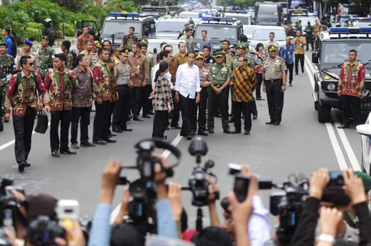 Tổng thống Indonesia Joko Widodo đến hiện trường. Ảnh: Reuters