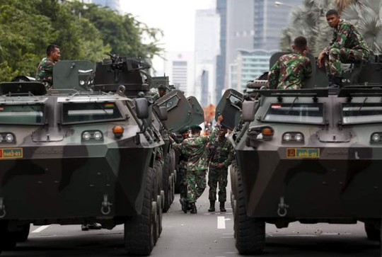 Binh lính Indonesia xả hơi sau chiến dịch. Ảnh: Reuters