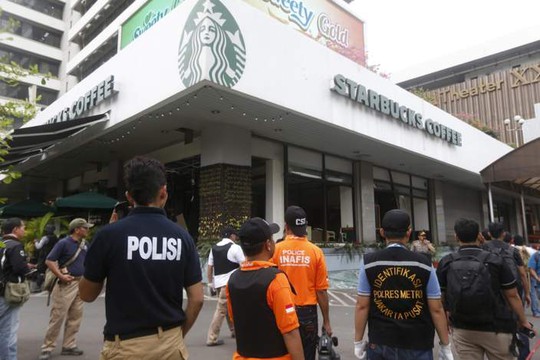 Quán Starbucks bị đánh bom. Ảnh: EPA