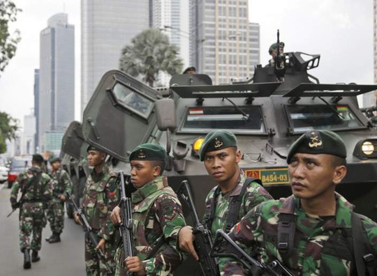 Binh lính Indonesia nhanh chóng được triển khai hôm 14-1. Ảnh: AP