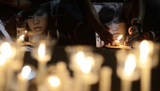 
Các nhà hoạt động đốt nến cầu nguyện cho tử tù Mary Jane Veloso ở Jakarta hồi năm ngoái. Ảnh: TEMPO
