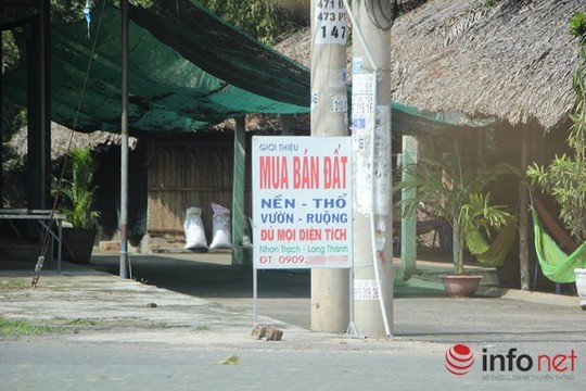 Vừa qua phà Cát Lái đi vào hướng trung tâm huyện Nhơn Trạch, hai bên đường bày la liệt bảng mua bán đất.