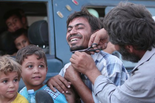 Đàn ông ở Manjib cạo râu... Ảnh: Reuters