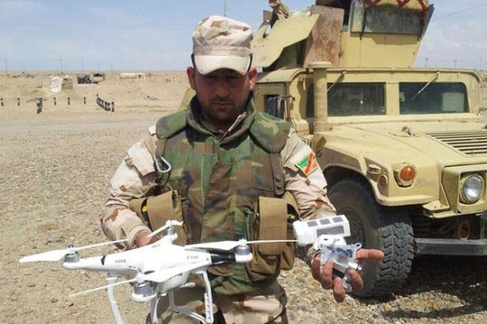 
Trung sĩ Iraq Hussain Musa Kathum và chiếc máy bay không người lái do thám của IS bị bắn rơi ở tỉnh Anbar Ảnh: BỘ QUỐC PHÒNG IRAQ
