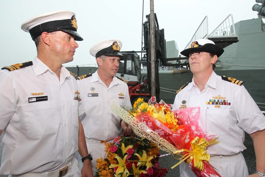 
Trung tá Belinda Wood cùng các thành viên Hải quân Hoàng gia Úc

 
