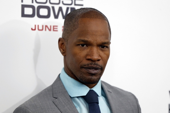 Tài tử Jamie Foxx tham gia cứu một tài xế bị kẹt trong xe tải bốc cháy